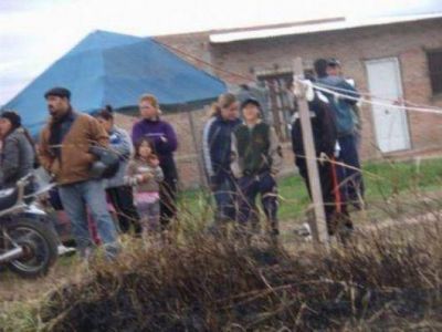 Vecinos de dos barrios, sin el puente que los une