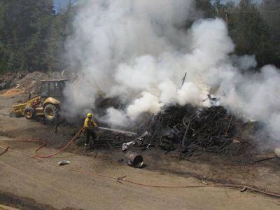 Brigadistas y bomberos controlaron un incendio en el Parque Industrial