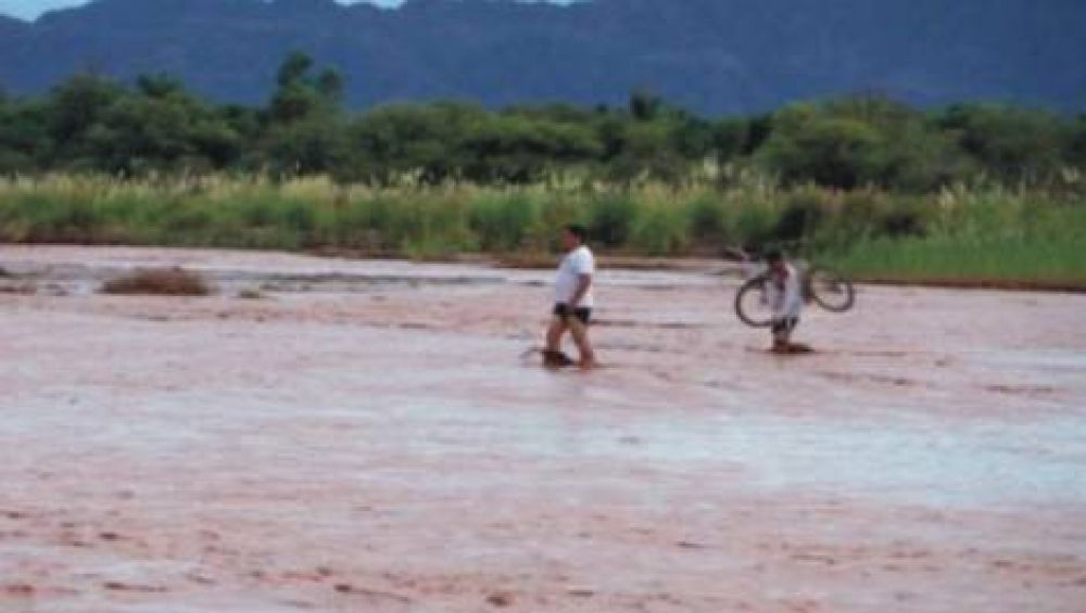 Fiambal: quedaron 300 personas aisladas por la crecida del ro Abaucn