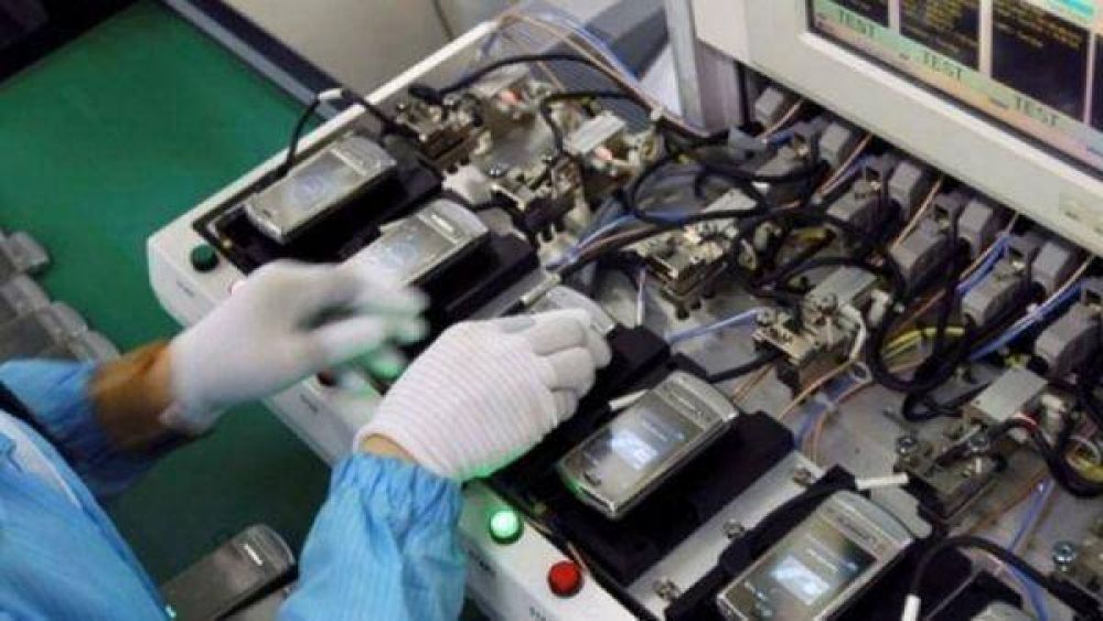 Aseguran que subi� el costo de los celulares que se ensamblan en Tierra del Fuego 
