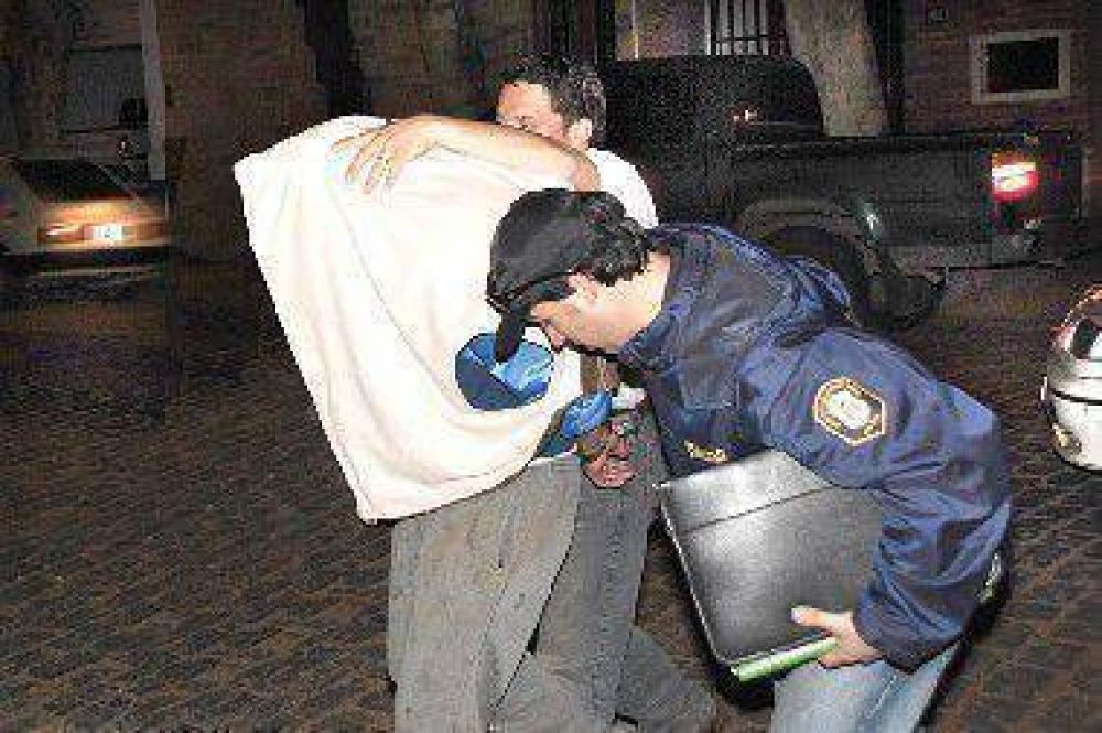 Desvalijaron una casa y en otra robaron dinero y un arma