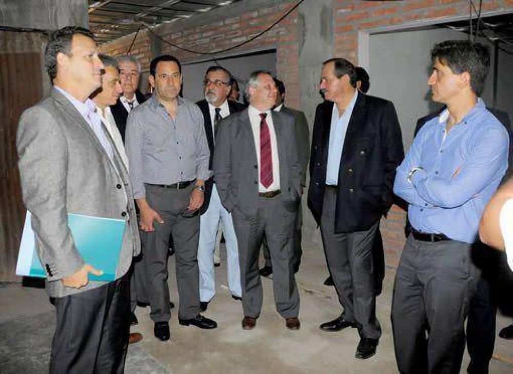 Alperovich prometi� mejoras en 15 comisar�as de la provincia
