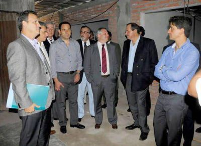 Alperovich prometi� mejoras en 15 comisar�as de la provincia