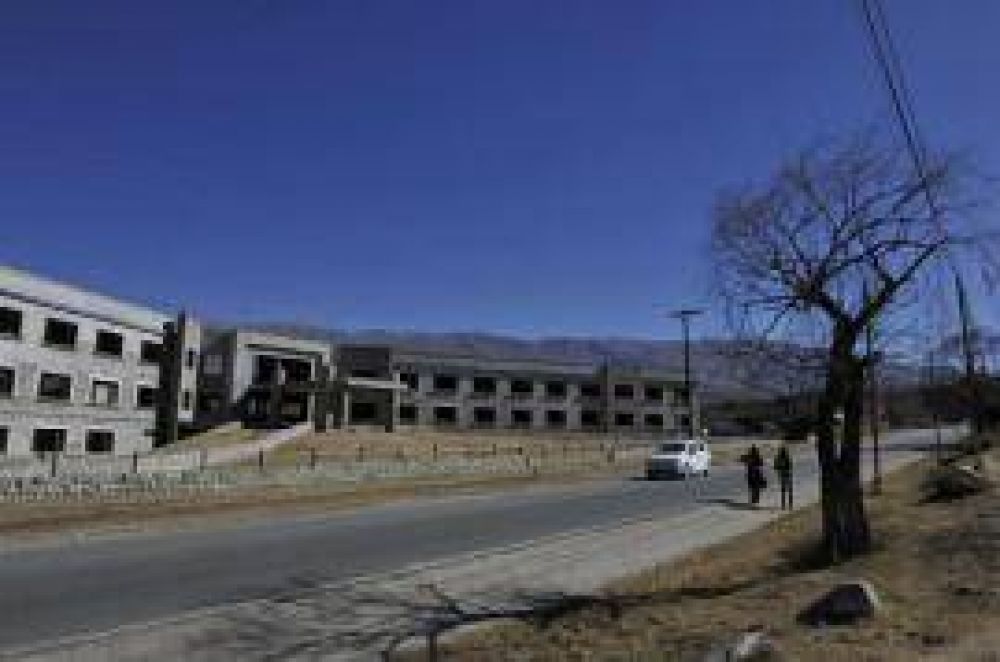 La Justicia de Alperovich fren� la demolici�n del hotel ilegal de Taf�