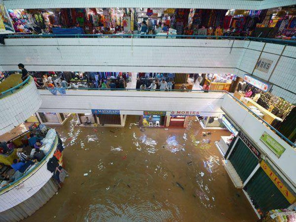 Dos muertos y miles de evacuados en Indonesia
