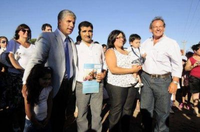 El sue�o de la vivienda propia se afianza en el sur: Poggi entreg� casas en Anchorena