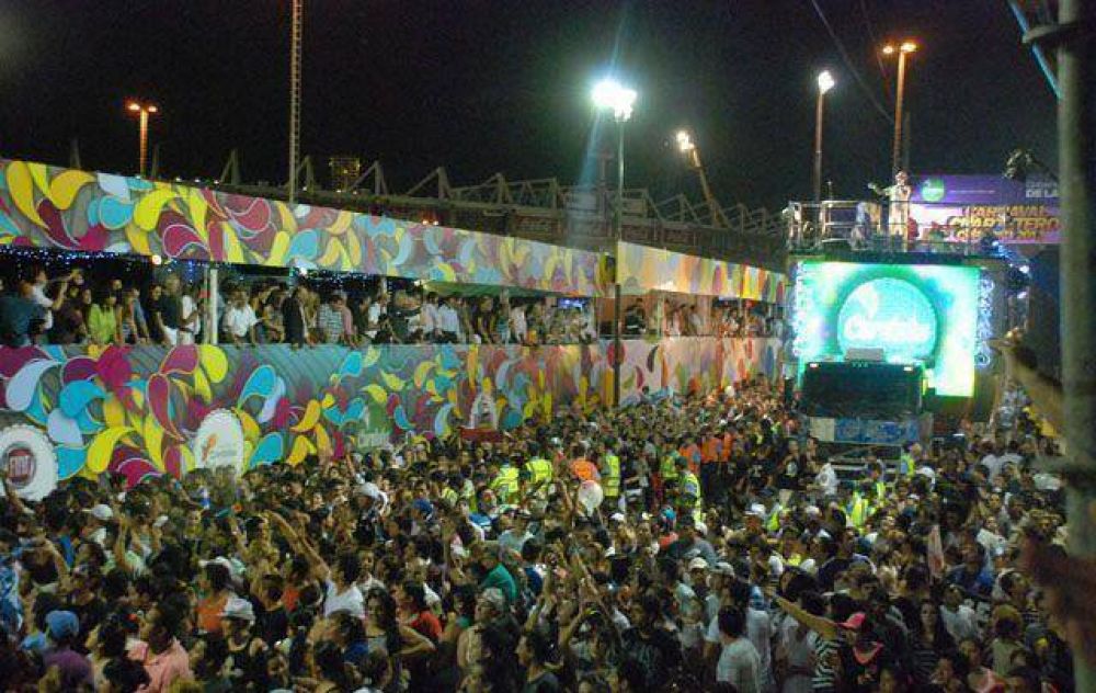 Una multitud disfrut� del "Carnaval mais Cuartetero"