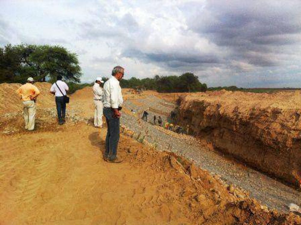 Ejecutan obras de defensa y provisi�n de agua potable en Santa Victoria Este