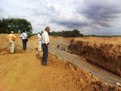 Ejecutan obras de defensa y provisi�n de agua potable en Santa Victoria Este