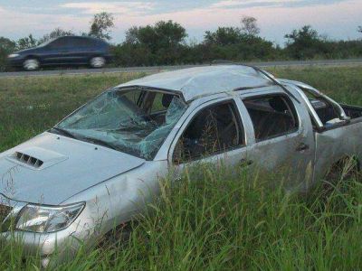 Dos muertos tras volcar una pickup que llevaba obreros