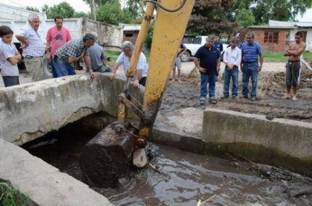 Limpiaron un canal de Bat�n que se hab�a desbordado