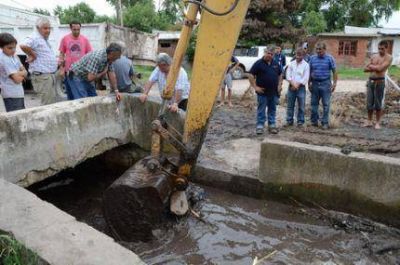 Limpiaron un canal de Bat�n que se hab�a desbordado