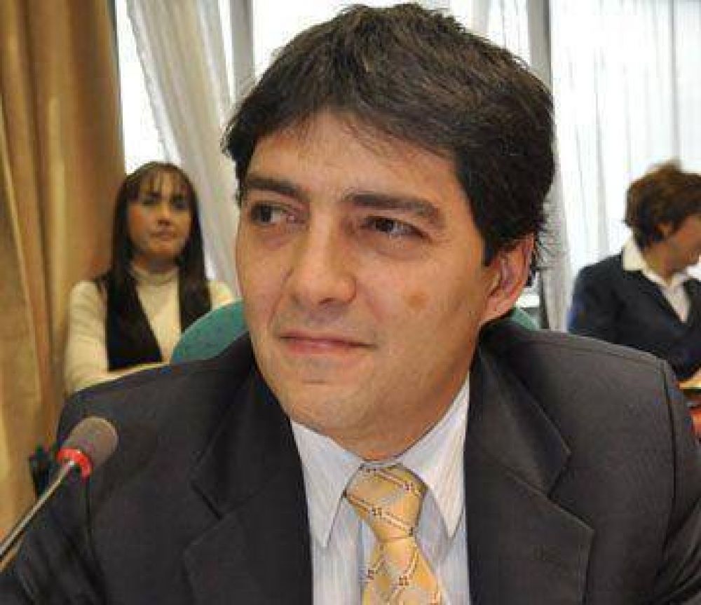 Mat�as Bezi: Ivovich s�lo habla de endeudamiento