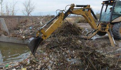 Irrigaci�n trabaj� durante la tormenta para extraer basura de los cauces