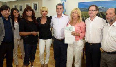 El Gobierno entreg� fondos a la primera cooperativa "trans" de Mendoza