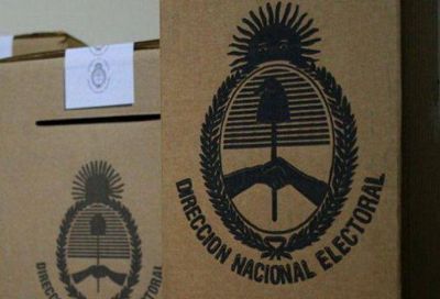 Ahora los azules y la Corriente Peronista se disputan el desdoblamiento de elecciones