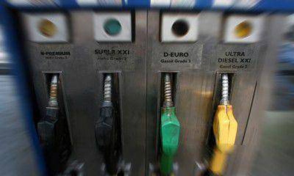Aseguran que YPF env�a menos combustible a las estaciones locales