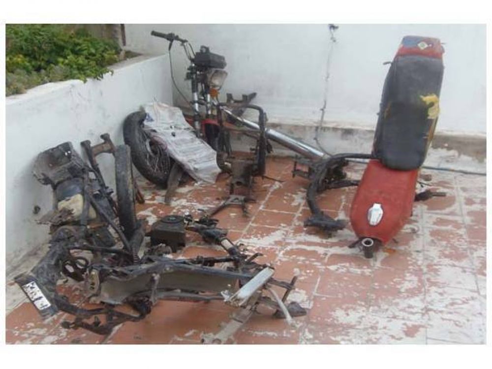 Desmantelaron un desarmadero de motos