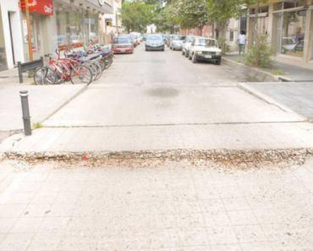Quejas por residuos en las esquinas y calles en mal estado