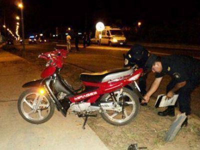Tres adolescentes en moto chocaron una columna y fallecieron dos de los mismos
