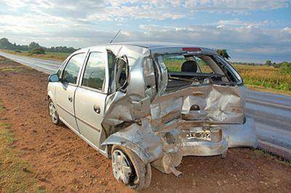 Chocaron una camioneta y un auto en el paso a nivel de la ruta N� 32