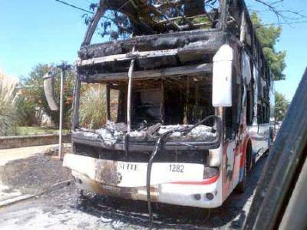Investigan micro incendiado por desconocidos en R. Hern�ndez