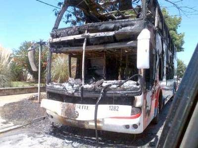 Investigan micro incendiado por desconocidos en R. Hern�ndez