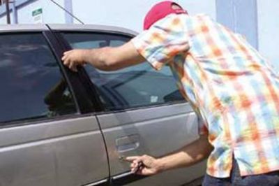 Denuncia que delincuentes lo sorprendieron esperando sem�foro y le robaron su auto