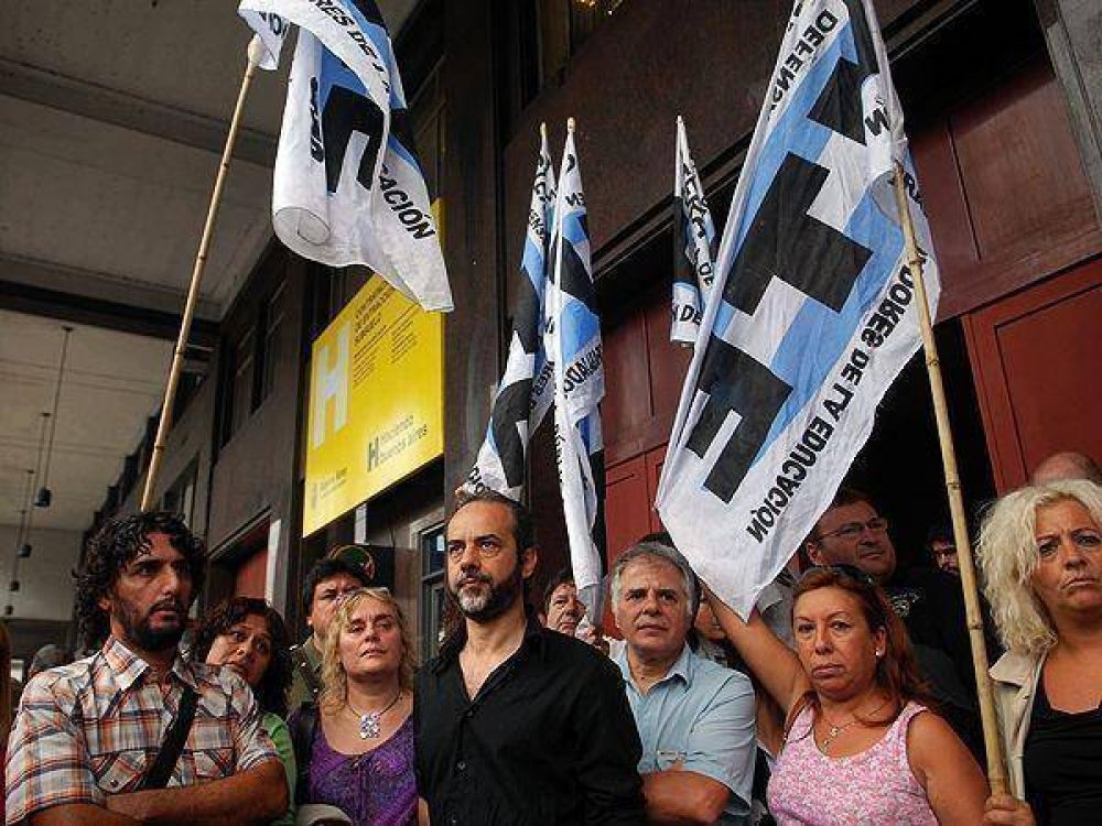 Los docentes de la Ciudad discutir�n el nuevo salario a fin de mes: piden 25%