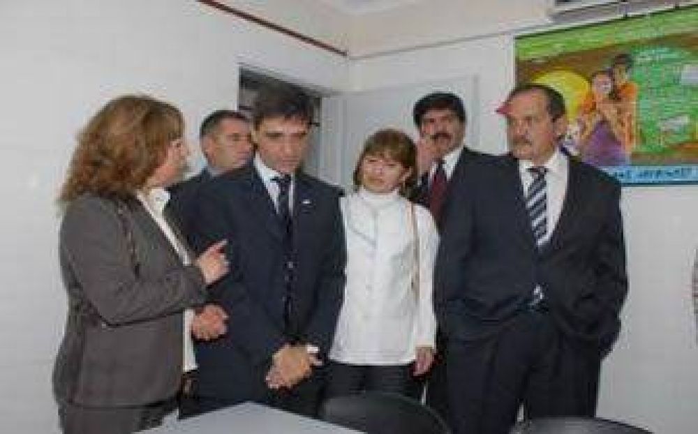 Alperovich visit� obras en un CAPS del barrio Jard�n