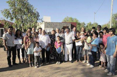 El Gobierno entreg� viviendas en Villa General Roca