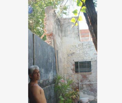 Una familia vive con temor por peligro de derrumbe de su casa