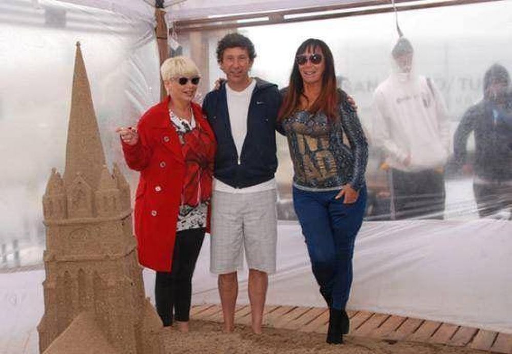 Moria y Carmen disfrutaron del stand de San Isidro en Pinamar 