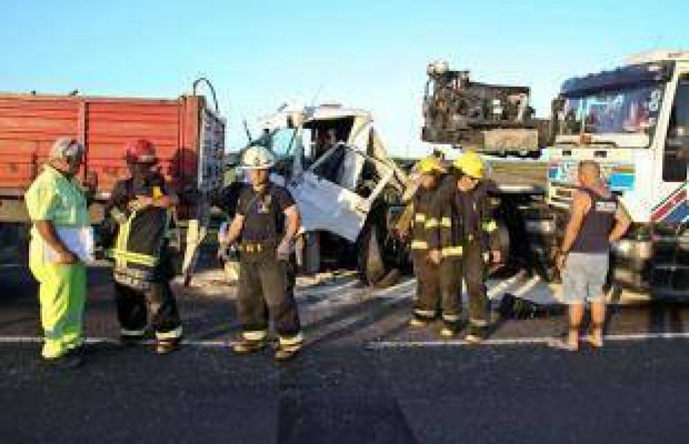Tres camiones chocaron en el puente del R�o Arrecifes