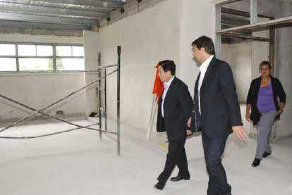 El intendente Dar�o D�az P�rez recorri� escuelas en donde se realizan mejoras edilicias 