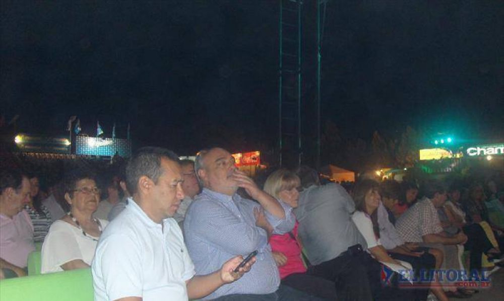 Con miembros de su gabinete, el Gobernador participa de la Fiesta Grande