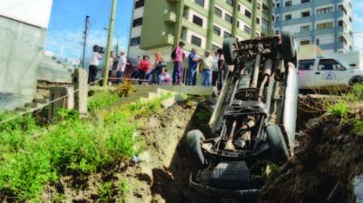 Una camioneta sin control volc� sobre un terreno socavado por la lluvia