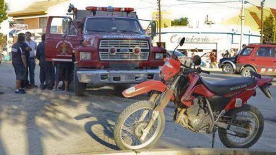 Un autobomba que iba a un incendio embisti� a un inspector motorizado