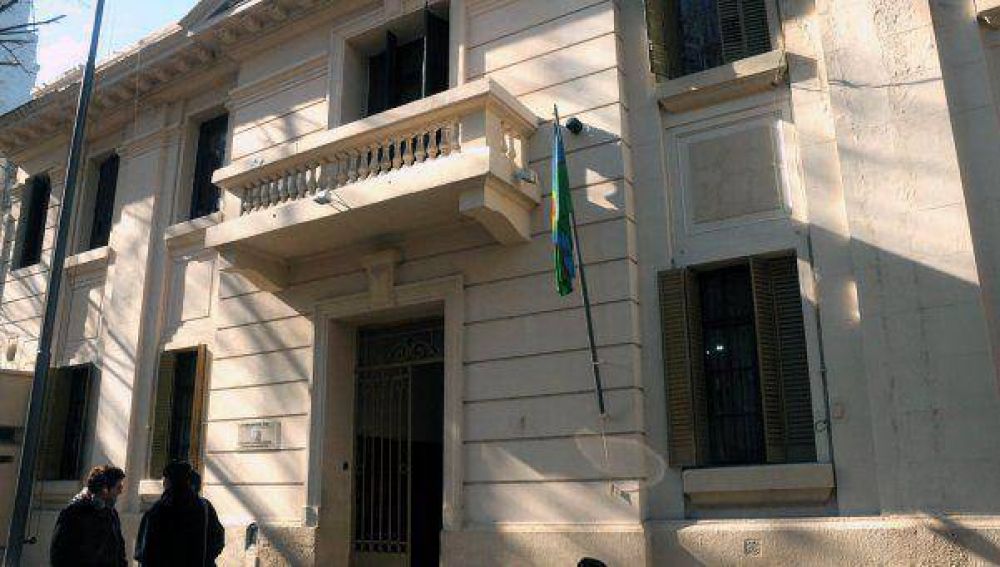 Torturaba a su pareja y la obligaba a tener sexo con otros hombres