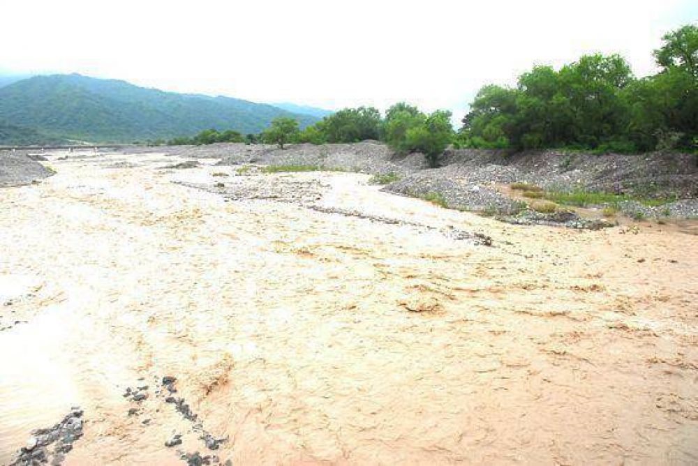 Organismos en alerta por la crecida de rios