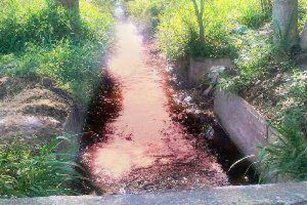 Otro vuelco masivo de vinaza golpea a vecinos de El Palomar
