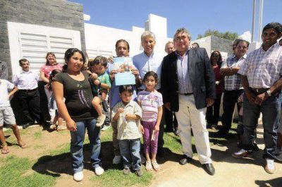 El Gobierno entreg� viviendas en Villa del Carmen y Villa Larca