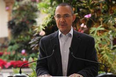 "Ch�vez est� vivo y dando una batalla", reiter� el ministro de Comunicaci�n de Venezuela