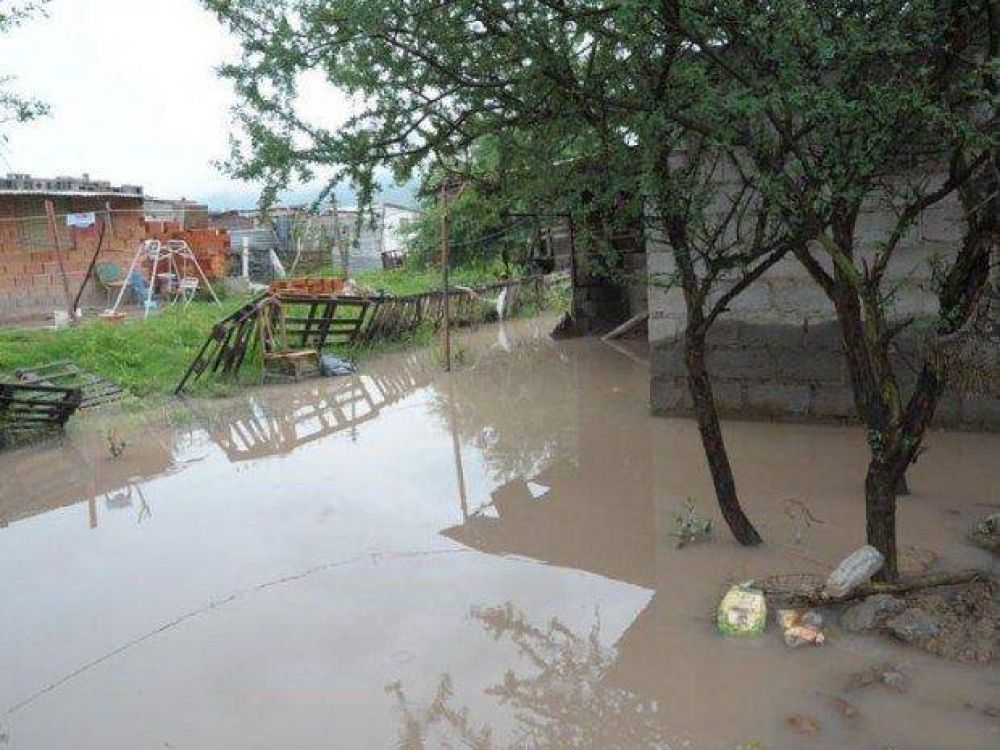 Perdieron todo bajo el agua y el barro, al sudeste de Salta