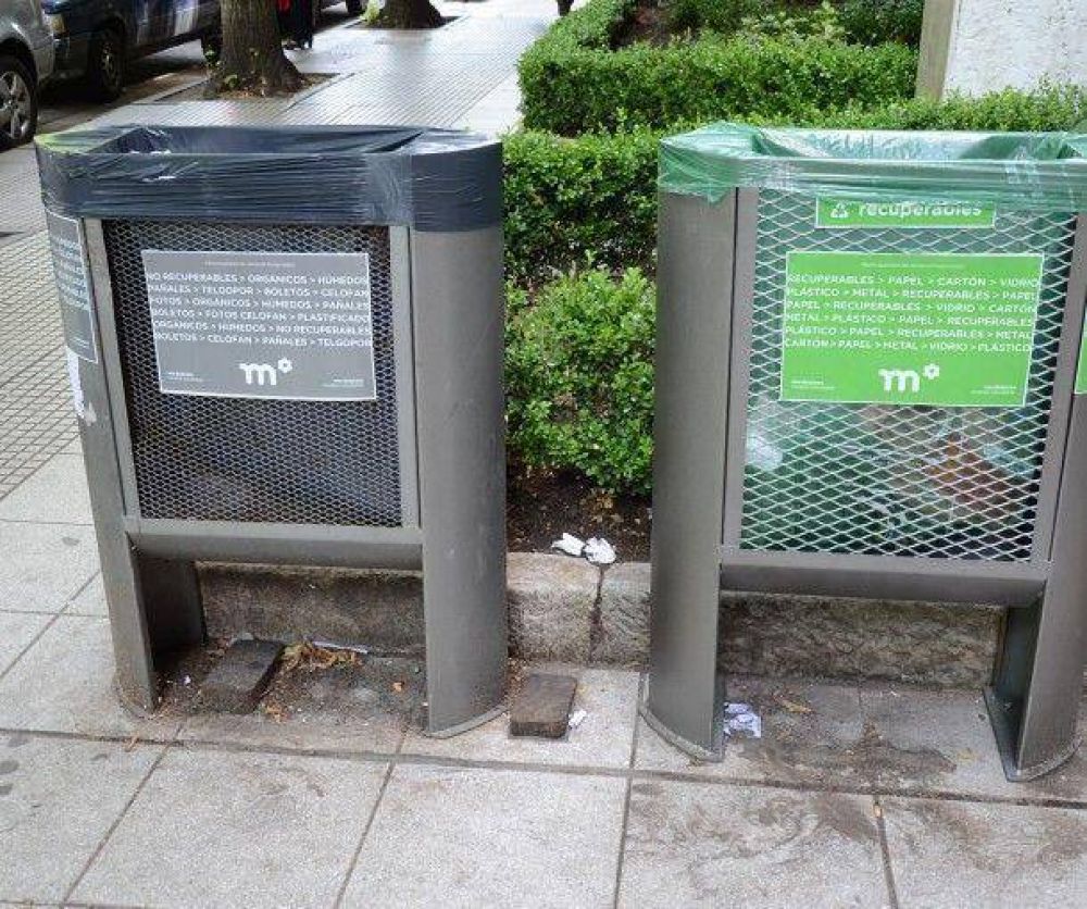 Turistas se adaptan a la separaci�n de residuos en la v�a p�blica