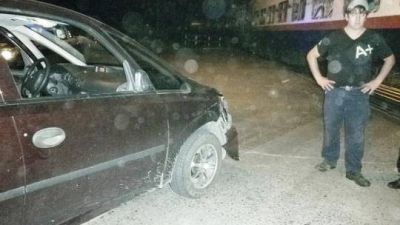 Susto en las v�as: Auto choc� con el tren en La Curva