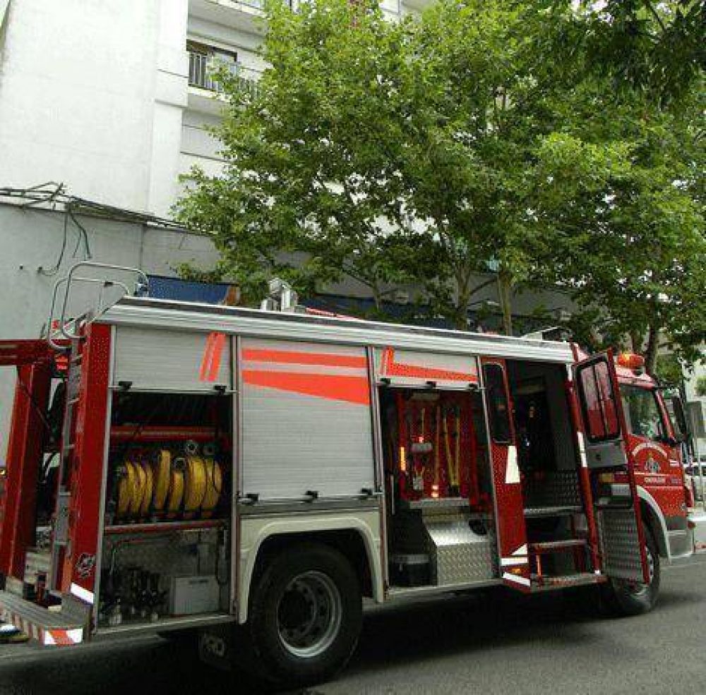 Incendio en el cuarto piso de un edificio 