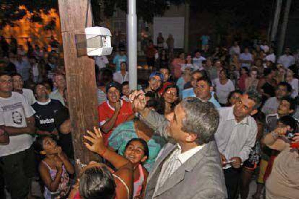 Ferraresi inaugur� m�s de 300 luminarias en Villa de Luj�n 