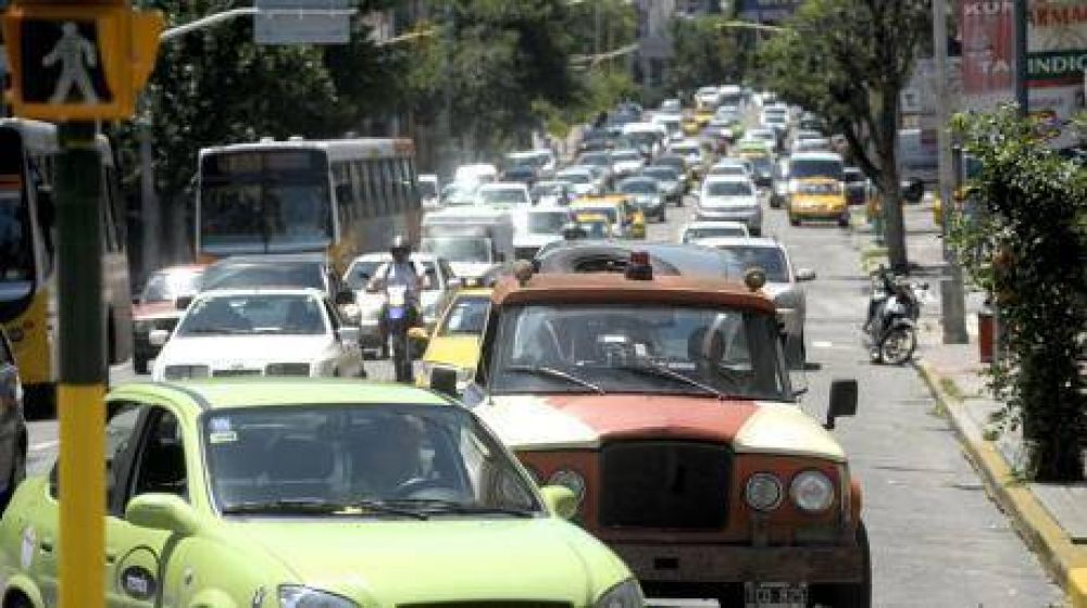 La suba del boleto empuja 27 mil veh�culos a la calle