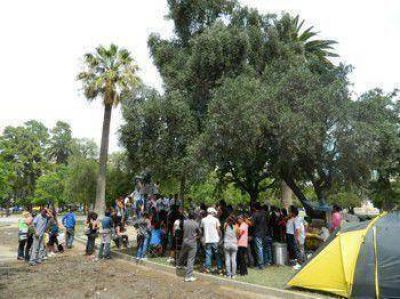 Sigue el acampe en la Plaza Rivadavia mientras los vecinos esperan respuestas del Municipio